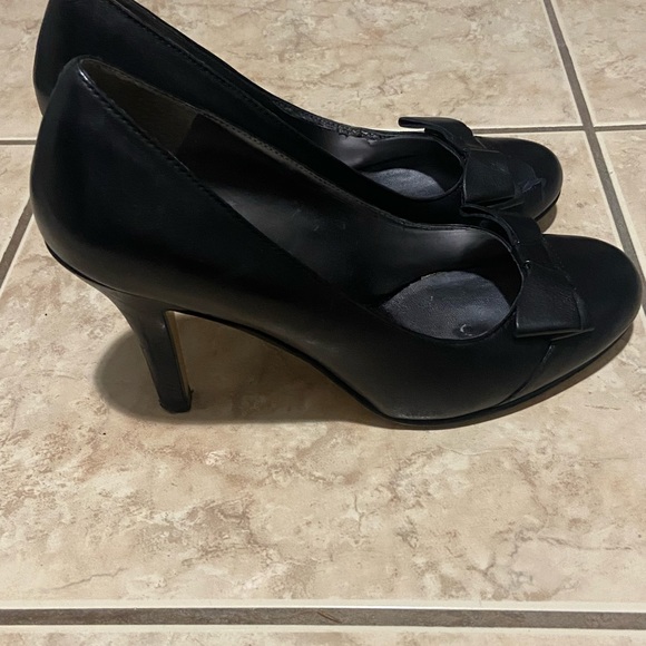 Nine West Bow Pump - Picture 2 of 5